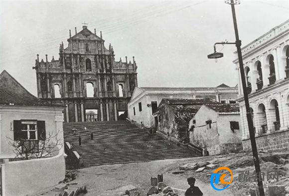 主要考察学生对澳门历史的理解，如澳门的殖民历史、文化遗产等。学生需要掌握相关历史事件的来龙去脉，分析其对当代社会的影响